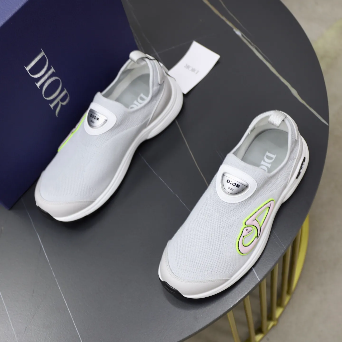 Ex-factory price: 520💰Dior B30’s latest hot model is shipped, the original version is made 1:1 ▪️ Fabric: Original customized fly woven ▪️ Lining: Imported breathable mesh ▪️ Sole: Original molded non-slip outsole ▪️ Size: 38-45 (45 is custom-made and cannot be returned)